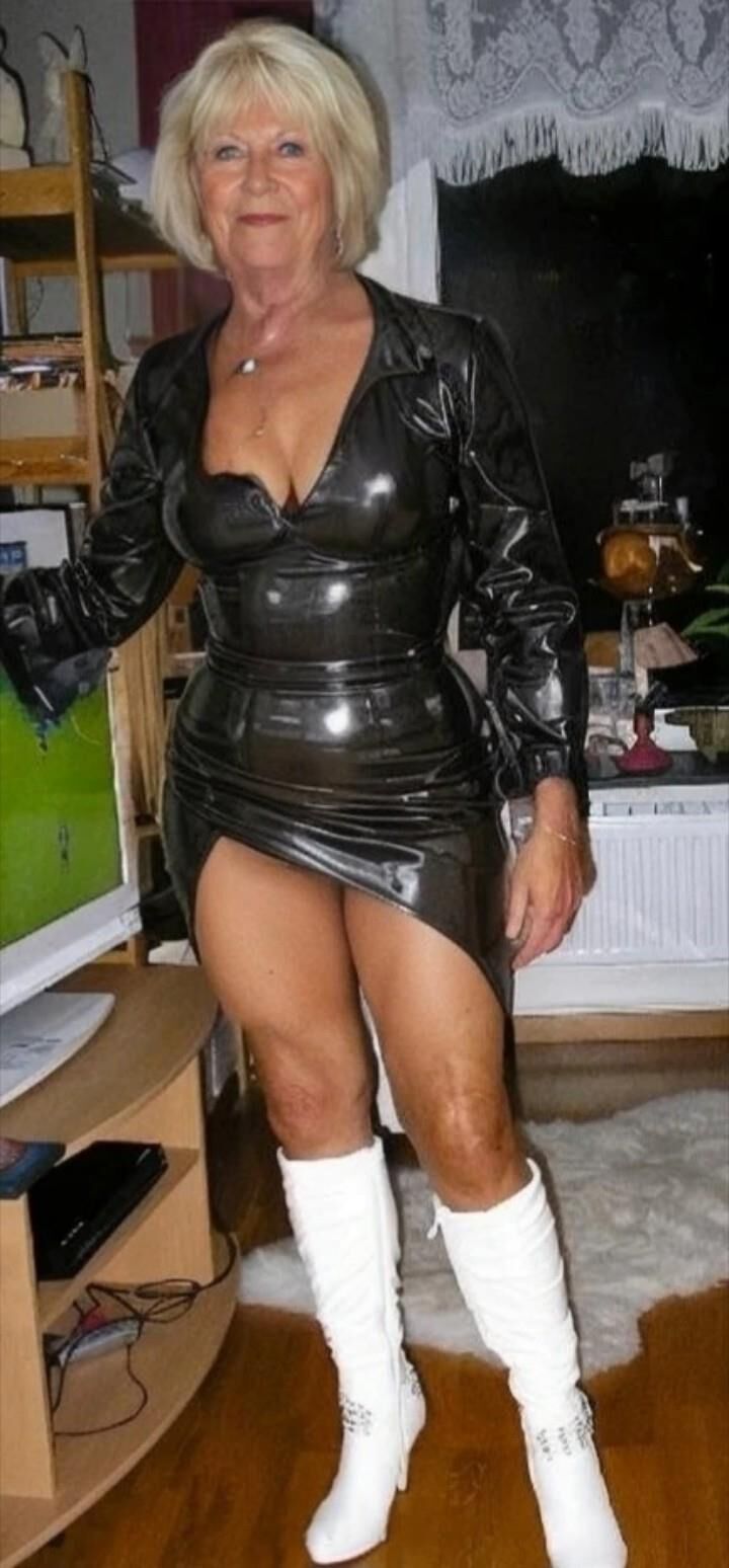 Mamie en latex a besoin de jeunes taureaux