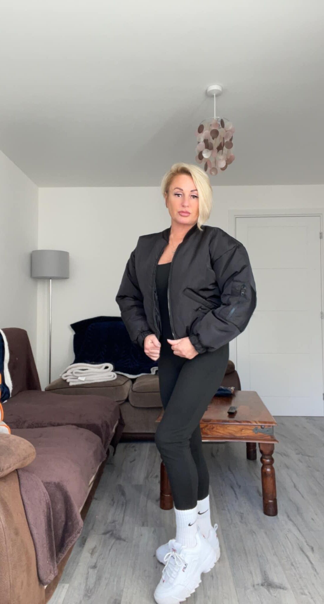 Blonde Norfolk-Milf Linzi, Dekolleté, nicht nackt