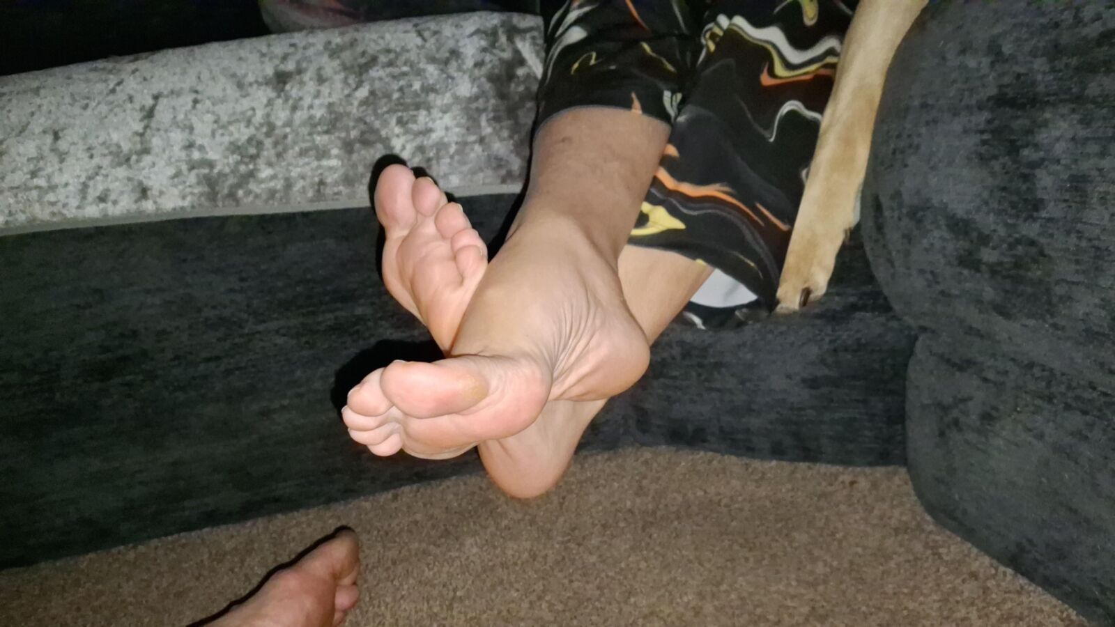 Footjob auf der Couch