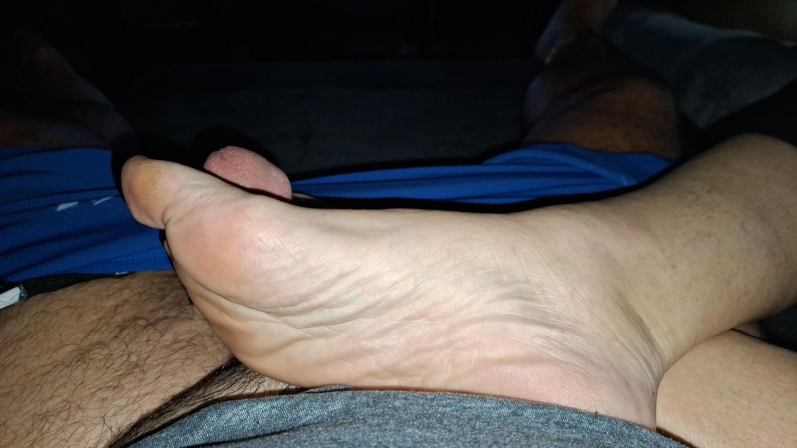 Footjob auf der Couch