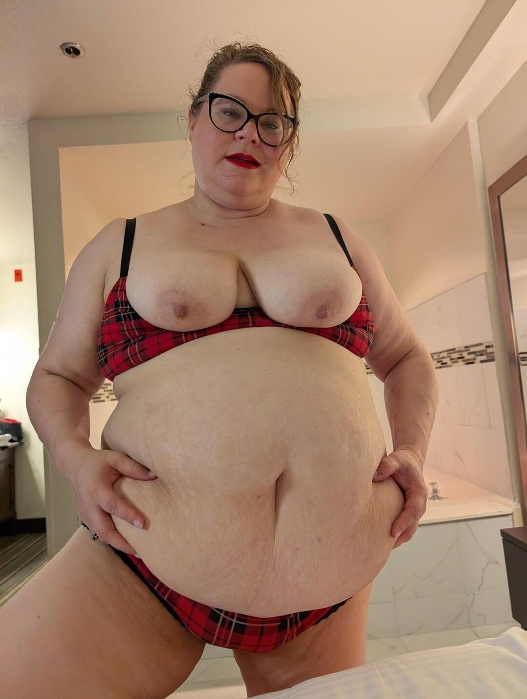 ぽっちゃり、SSBBW のお腹の美しさ (フィラーなし)