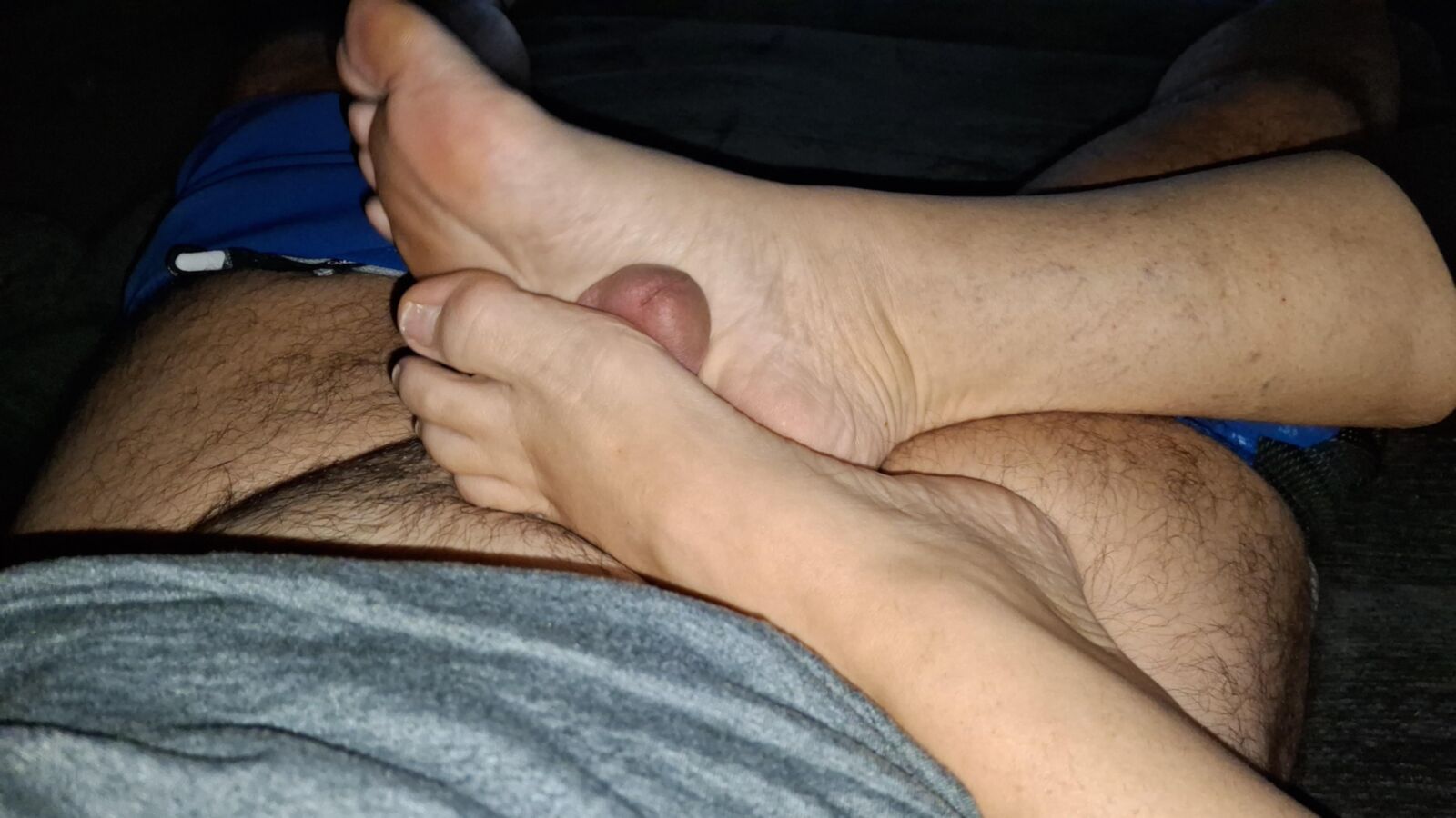 Footjob auf der Couch