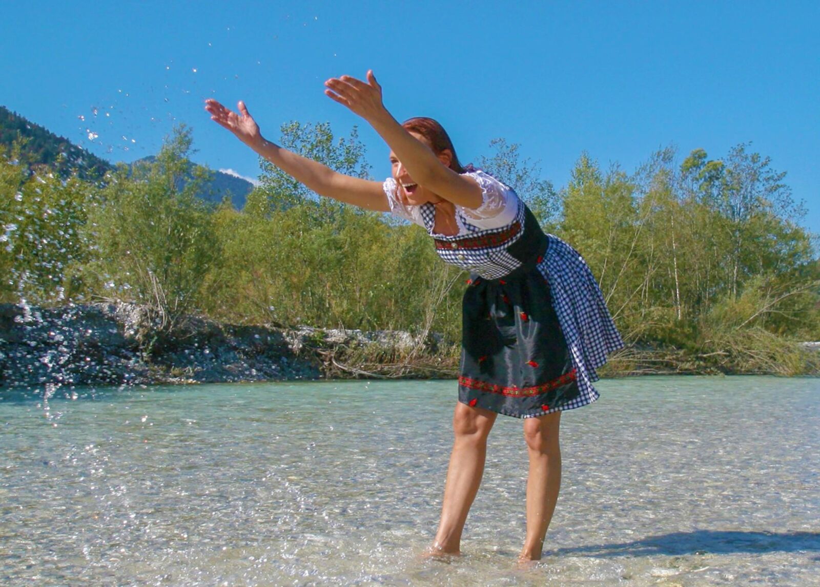 Mutzenbacherin im Dirndl am See