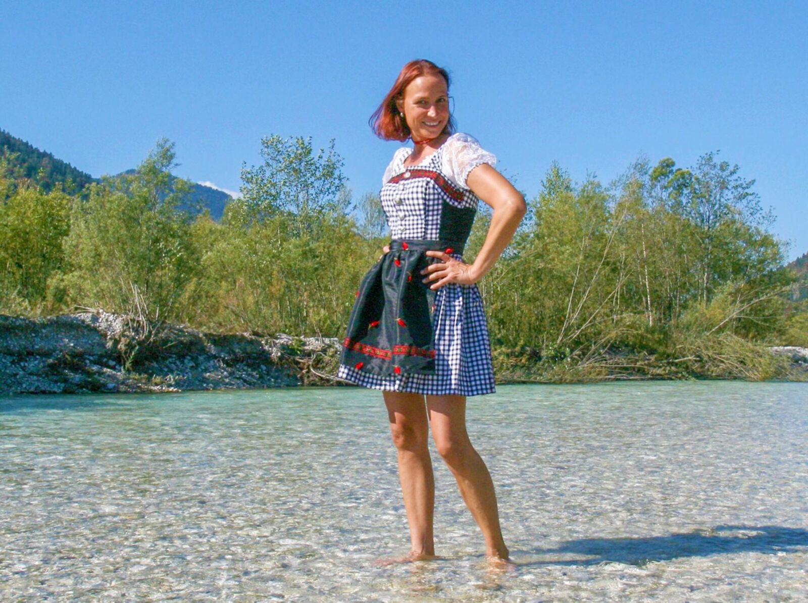 Mutzenbacherin im Dirndl am See