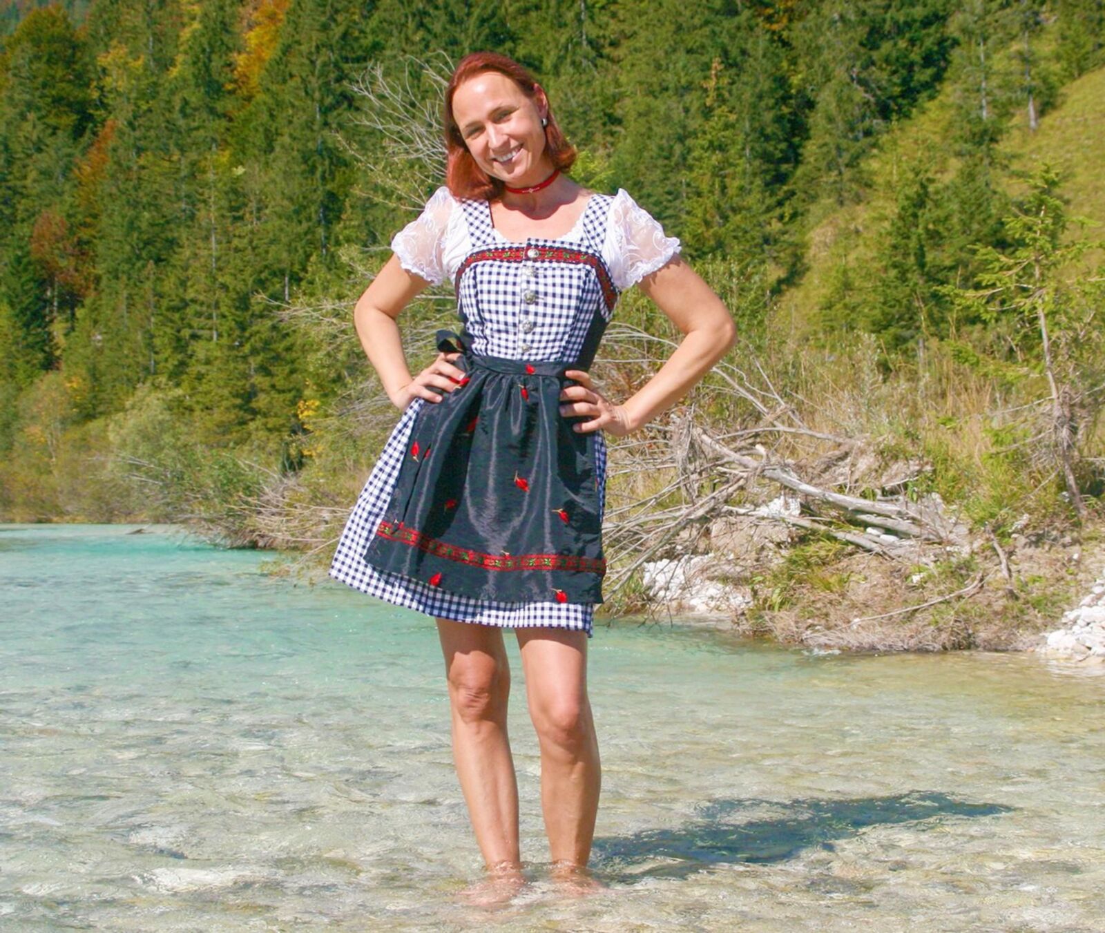 Mutzenbacherin im Dirndl am See