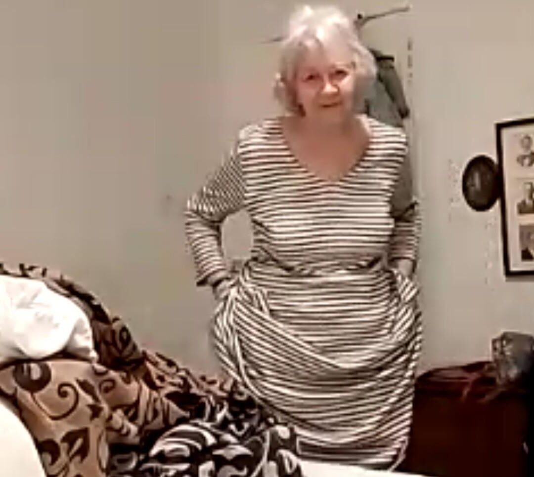 La abuela Sheila se desnuda