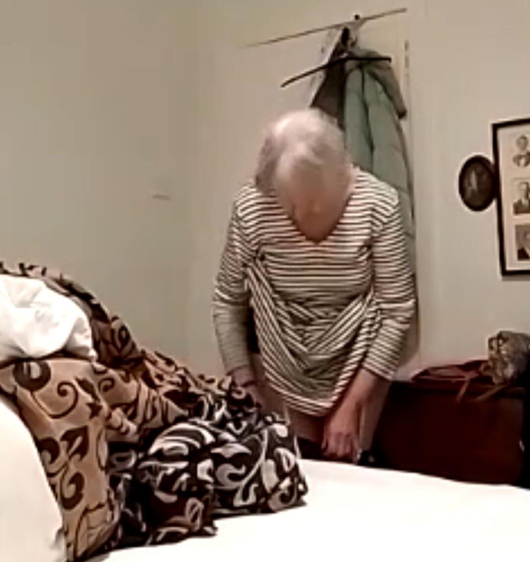 La abuela Sheila se desnuda