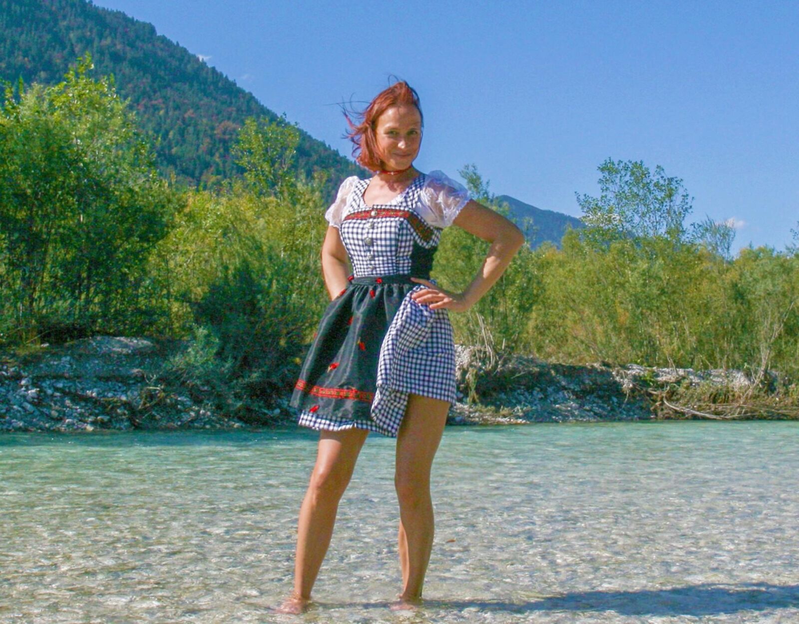 Mutzenbacherin im Dirndl am See