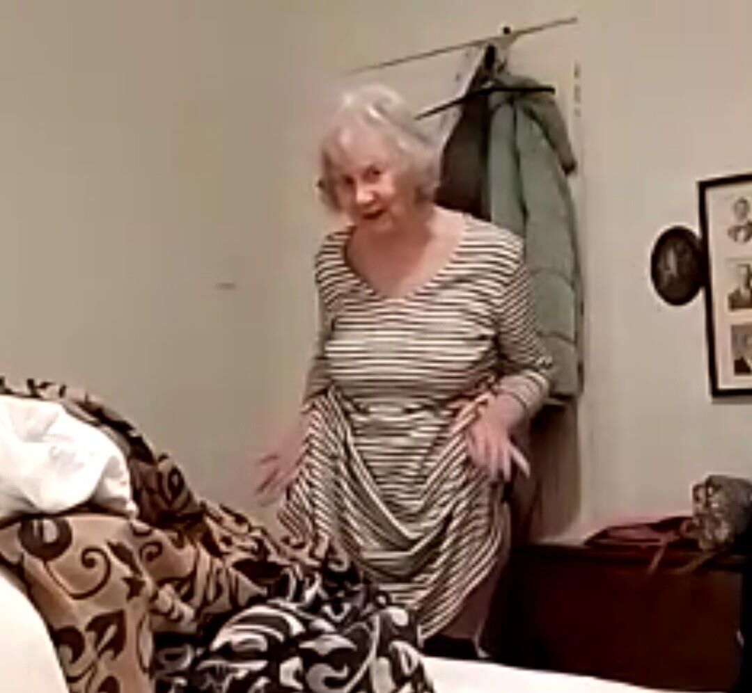 La abuela Sheila se desnuda