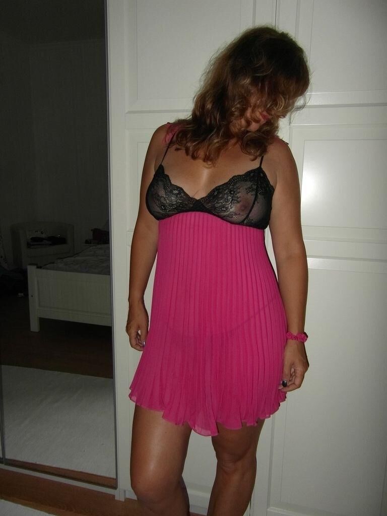 ZelihaWhore Pink Lingerie entblößte Hotwife-Schlampe, ihre Brüste leckten ihre Muschi