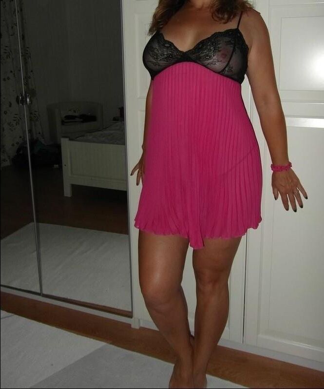 ZelihaWhore Pink Lingerie entblößte Hotwife-Schlampe, ihre Brüste leckten ihre Muschi