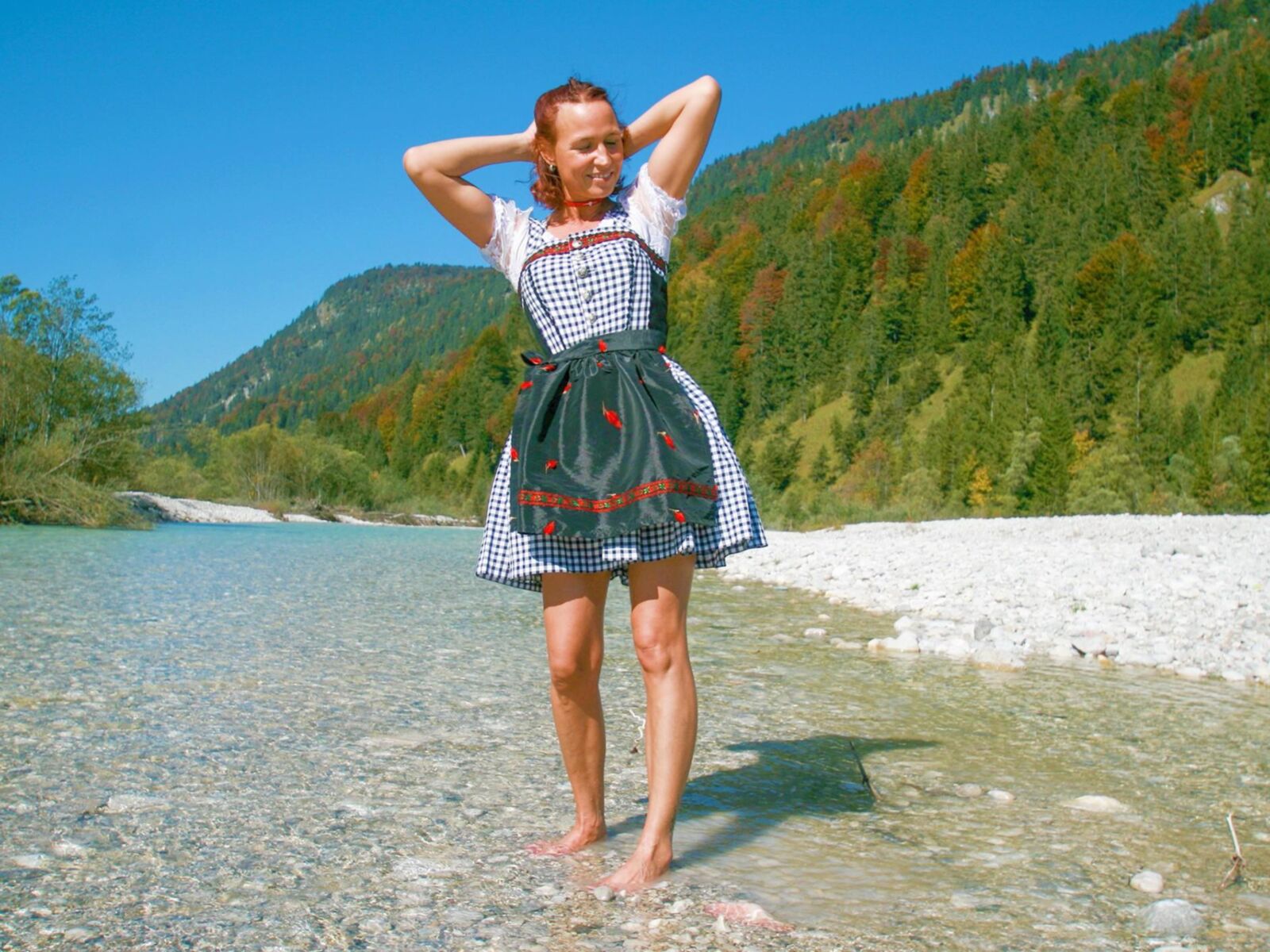 Mutzenbacherin im Dirndl am See