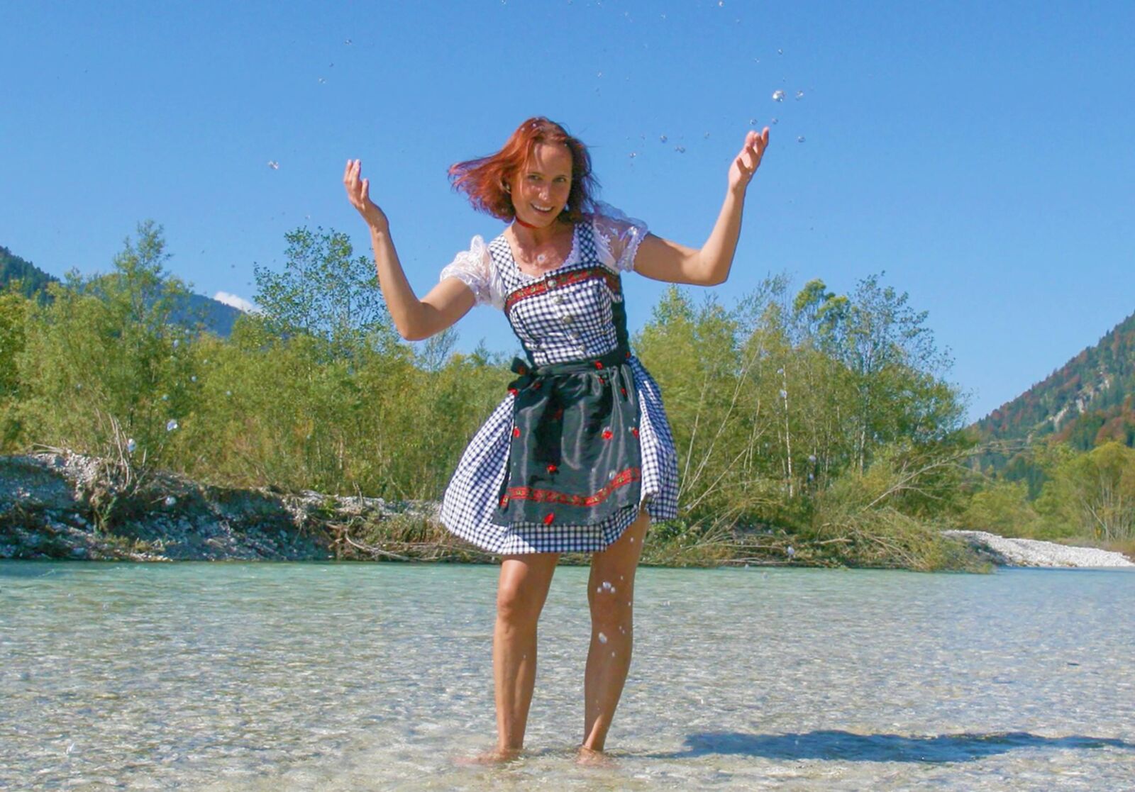 Mutzenbacherin im Dirndl am See