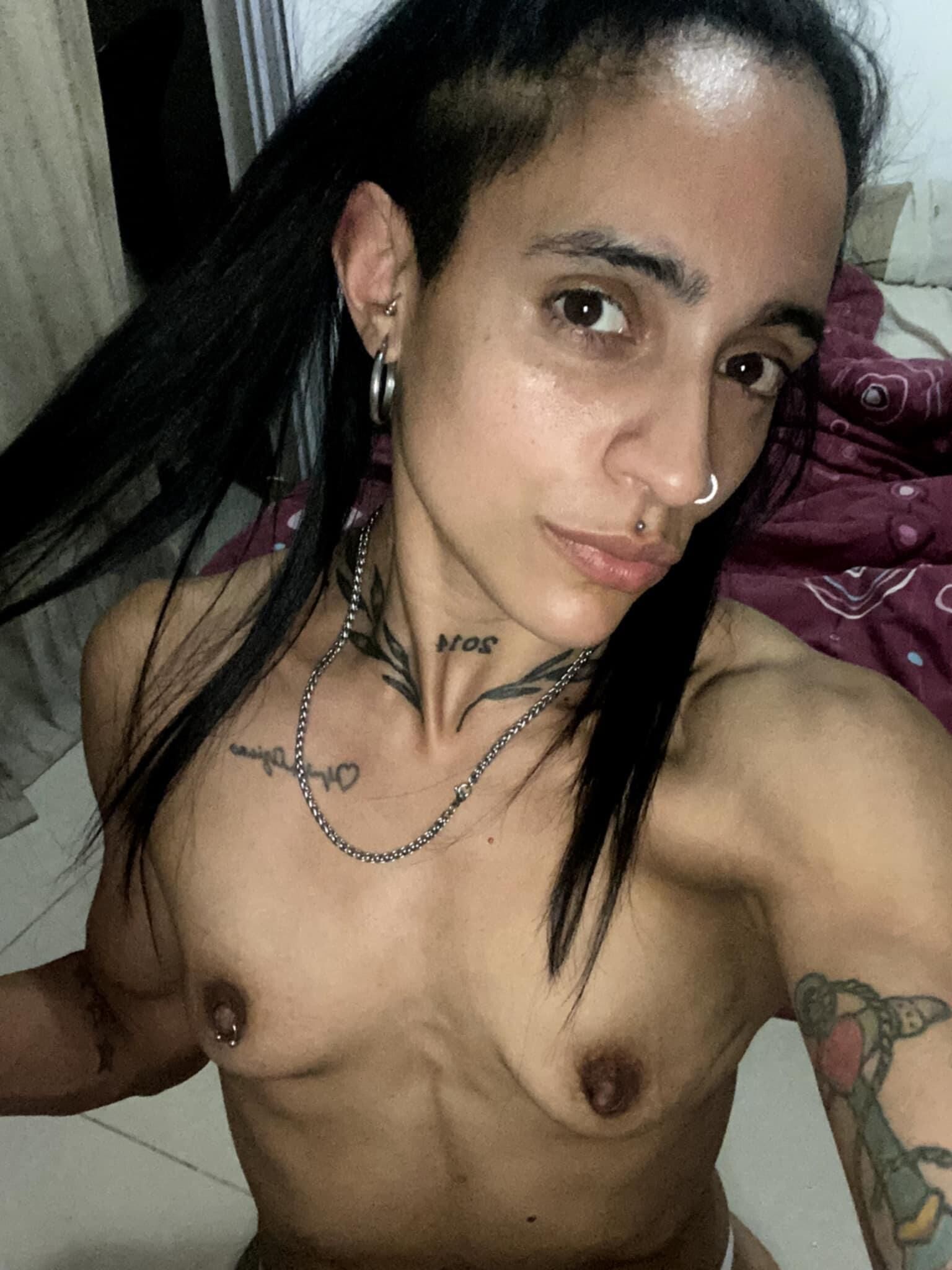 Flaca con tetas flácidas