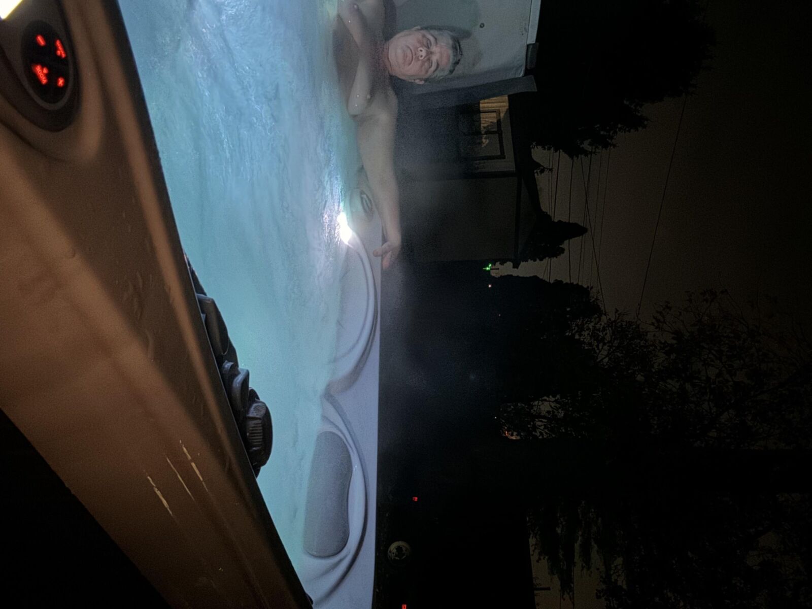 Mi puta en el jacuzzi