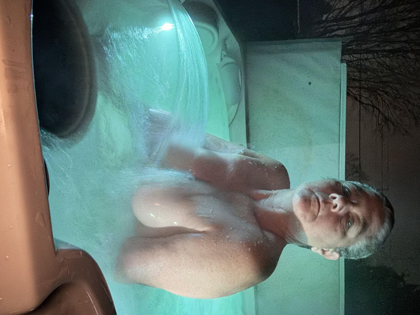 Mi puta en el jacuzzi