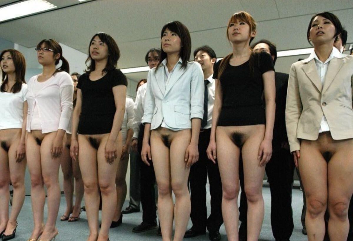 JAPANISCHE FRAUEN WÄHLEN EINE