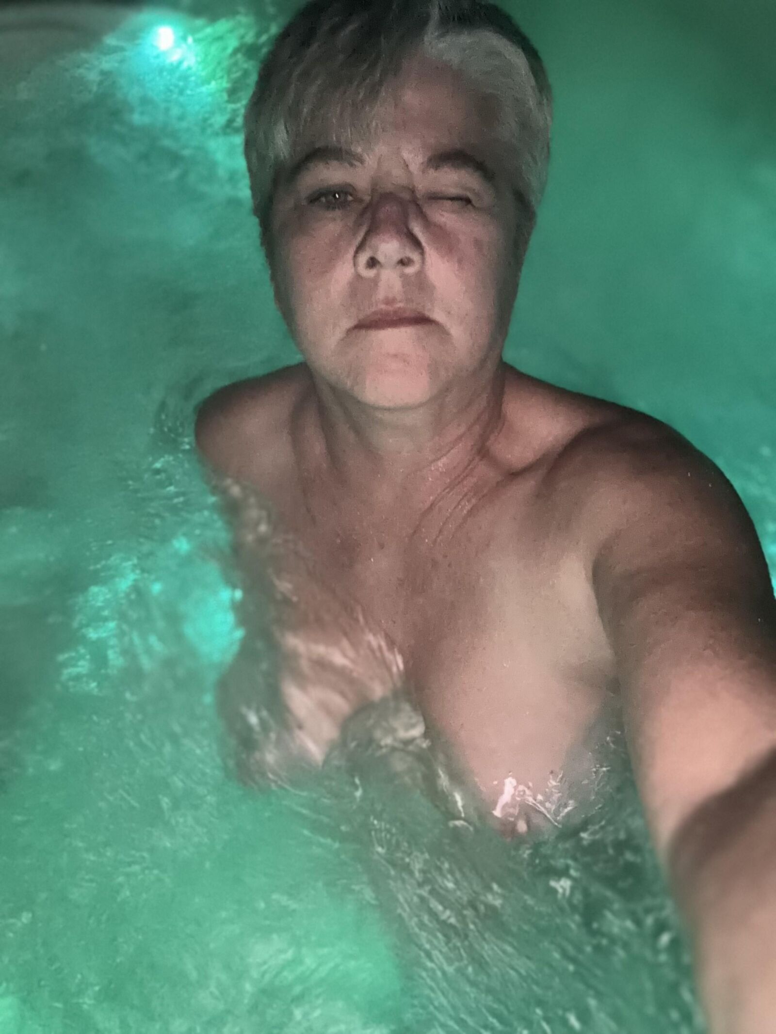 Mi puta en el jacuzzi