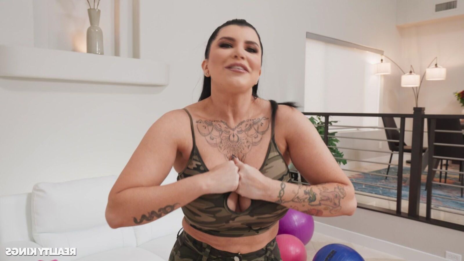 Romi Rain yo perfurando o sargento sacanagem