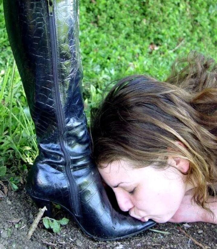 debajo de sus botas femdom