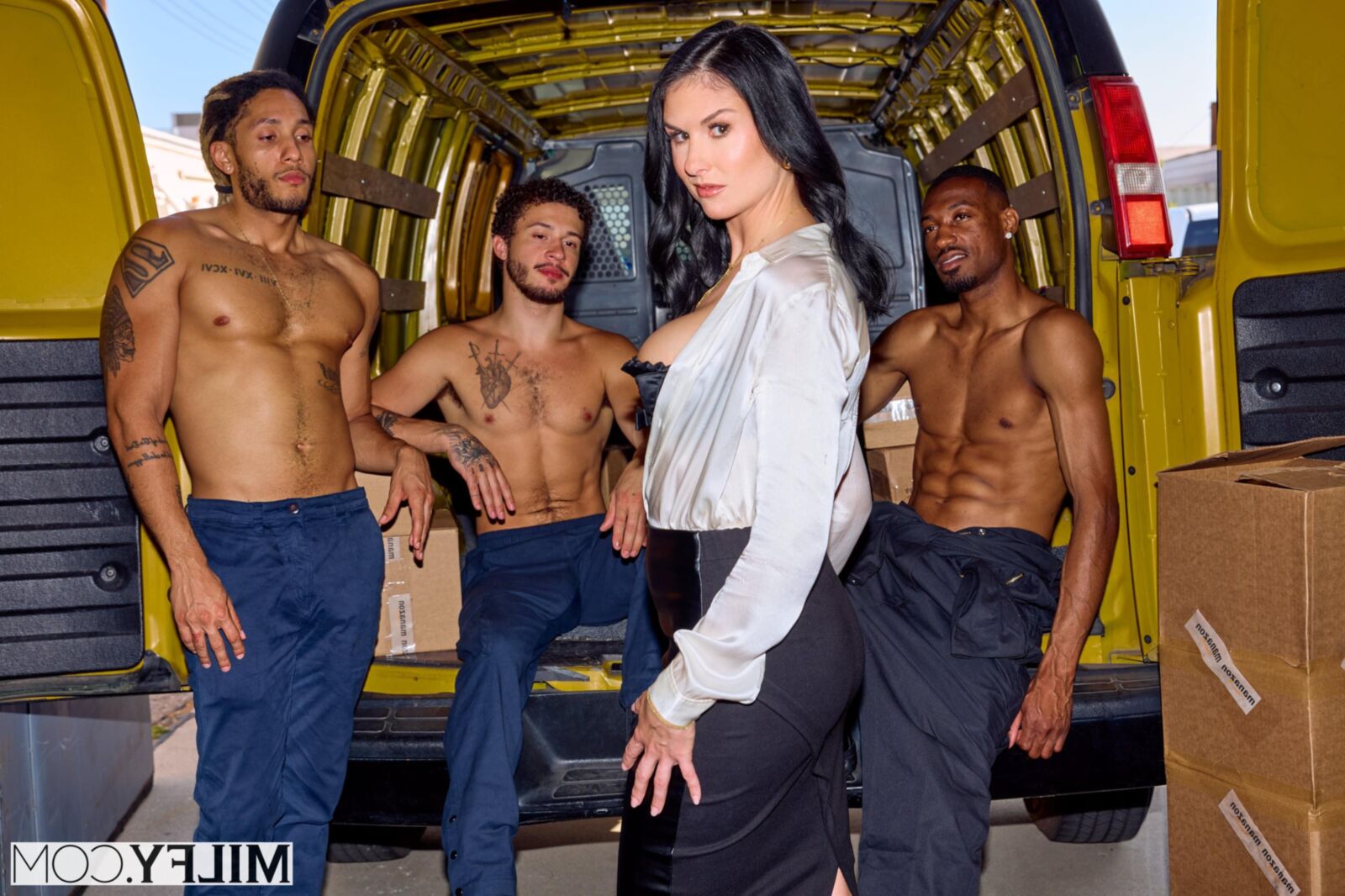 La MILF caliente Sienna disfruta de un gangbang con la BBC