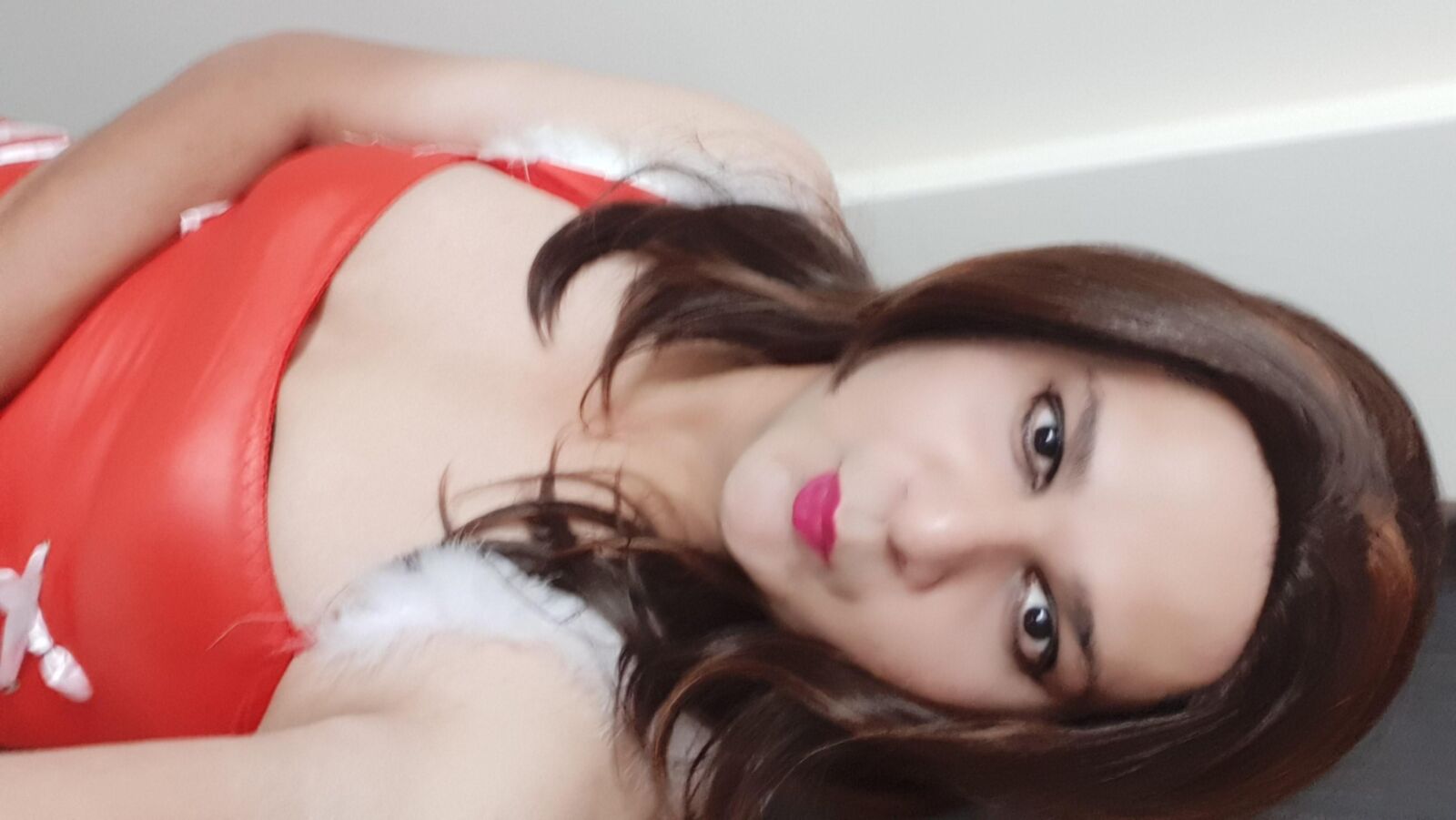 Travesti Monica M en Látex Rojo