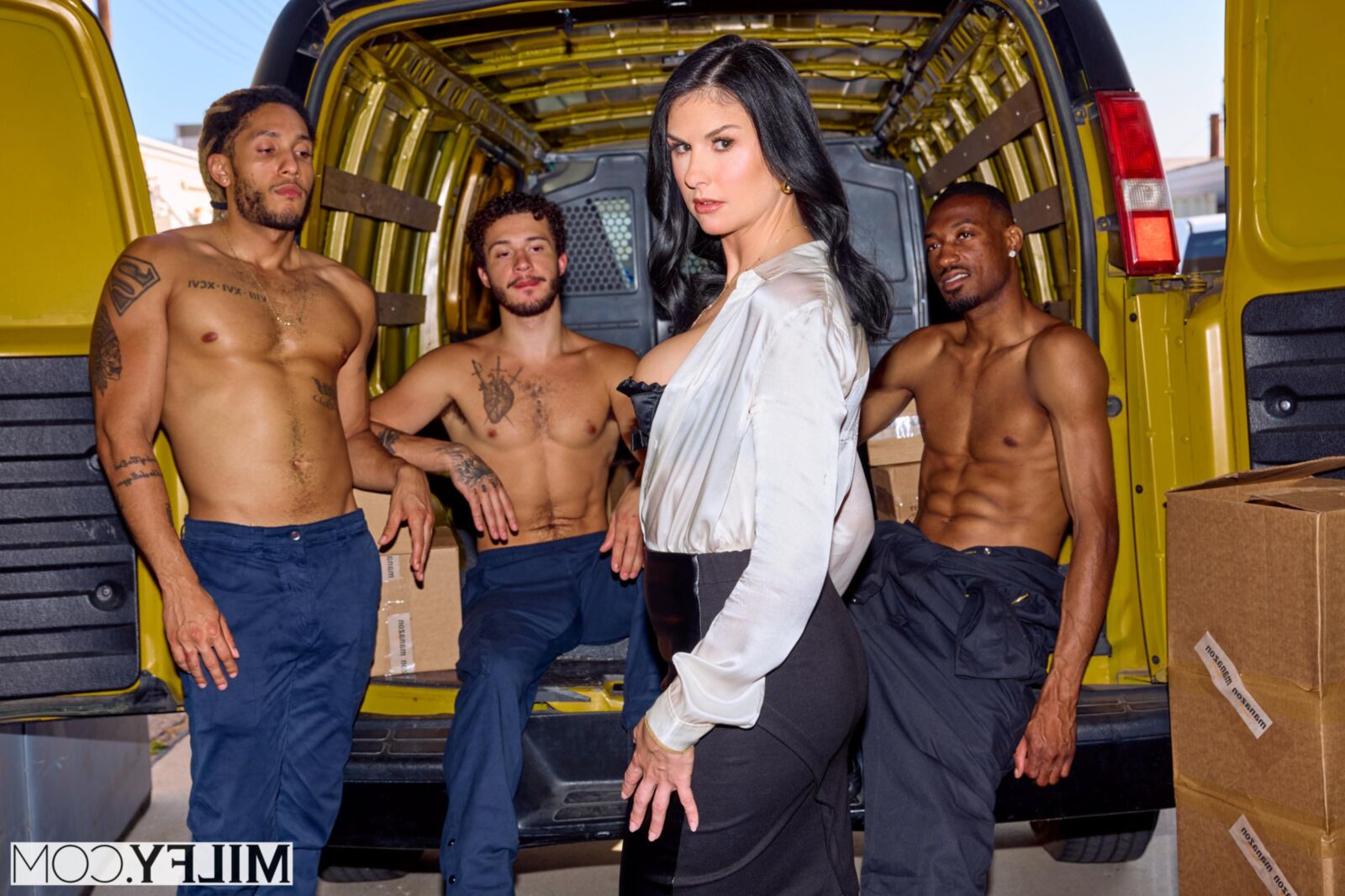 La MILF caliente Sienna disfruta de un gangbang con la BBC