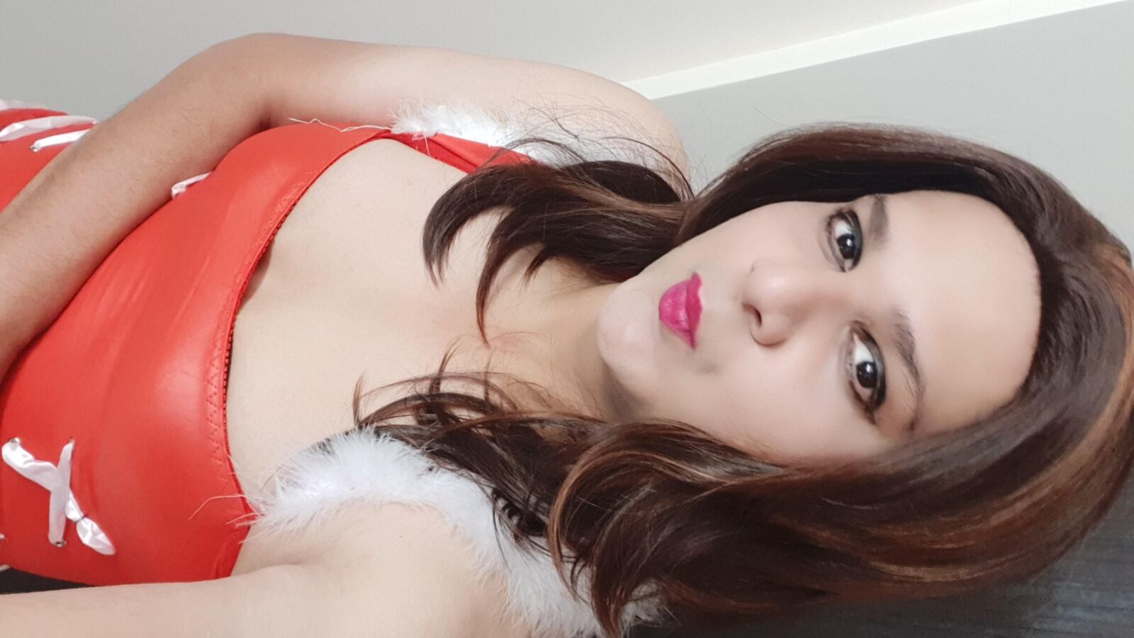 Travesti Monica M en Látex Rojo