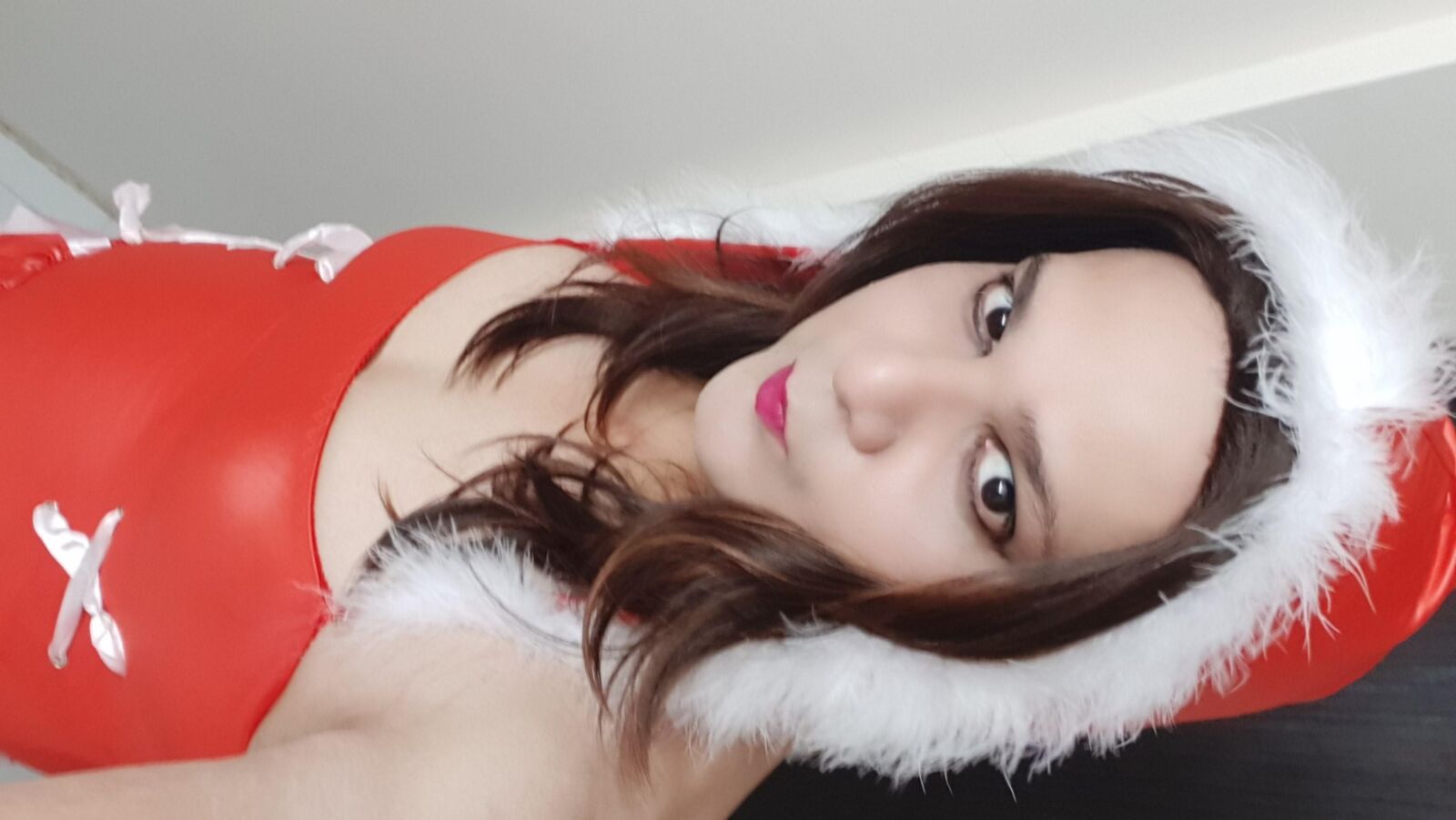 Travesti Monica M em Látex Vermelho