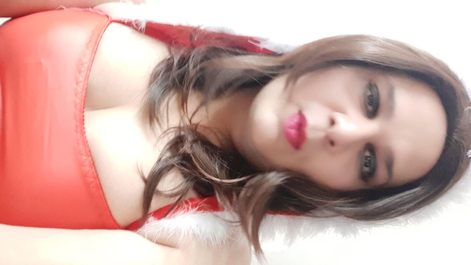 Travesti Monica M en Látex Rojo