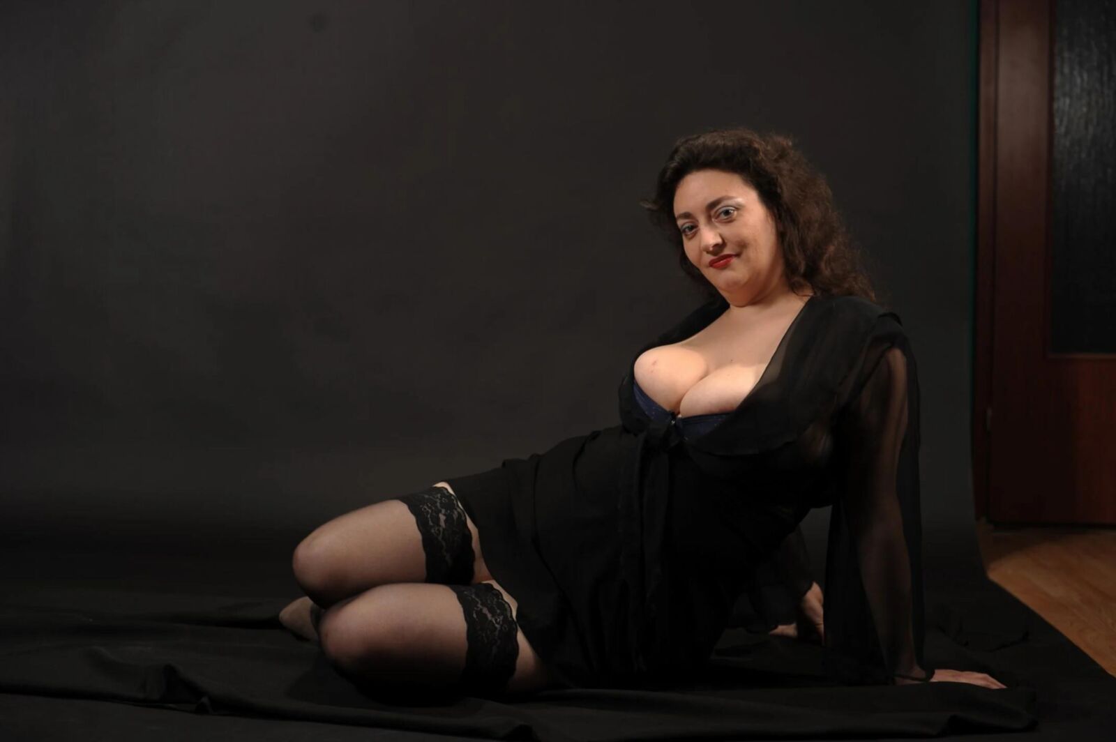 Mikamilf, good mature camgirl from UK