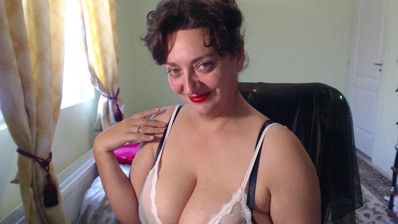 Mikamilf, good mature camgirl from UK