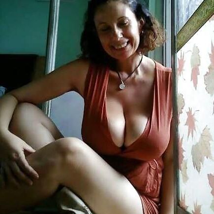 Emilia Giovani Italienne Mature Très Gros Seins