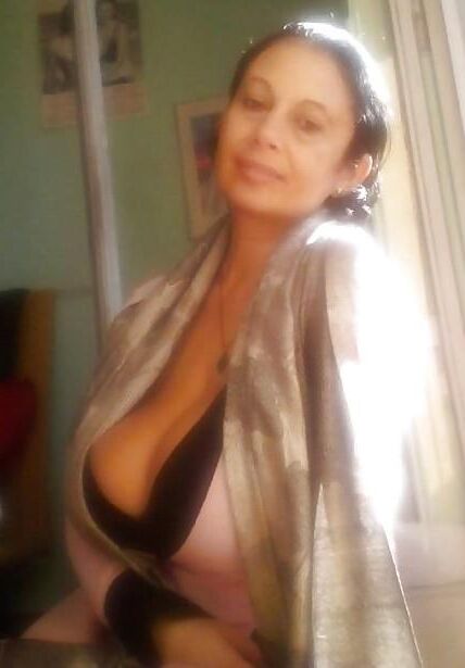 Emilia Giovani Italienne Mature Très Gros Seins