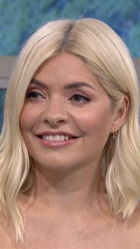 Rubia bomba Holly Willoughby cara para hacerte correrte