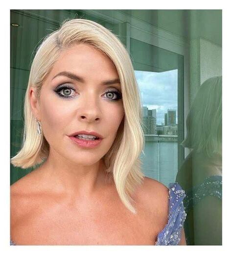 Rubia bomba Holly Willoughby cara para hacerte correrte