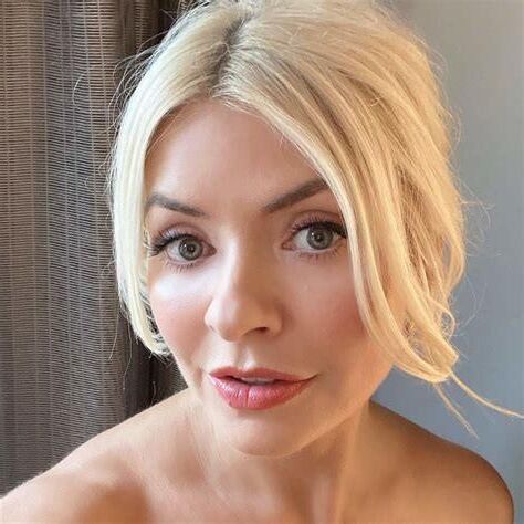 Rubia bomba Holly Willoughby cara para hacerte correrte