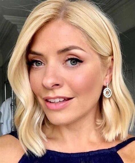 Rubia bomba Holly Willoughby cara para hacerte correrte