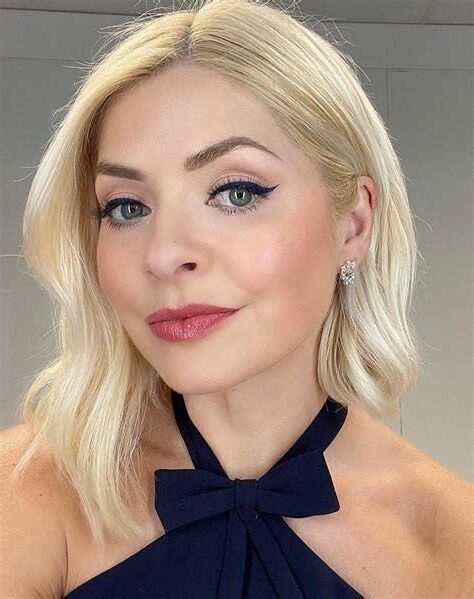 Rubia bomba Holly Willoughby cara para hacerte correrte