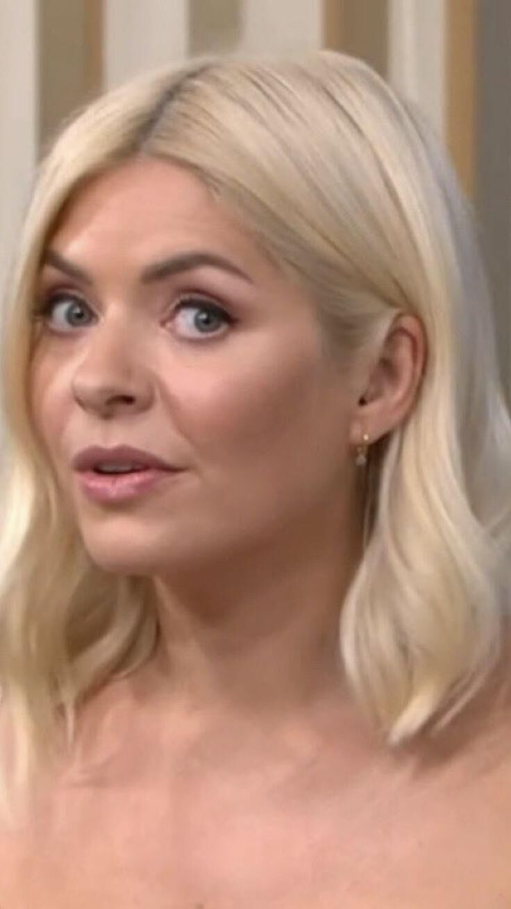 Rubia bomba Holly Willoughby cara para hacerte correrte