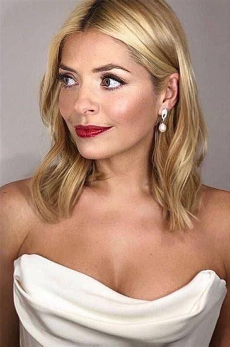 Rubia bomba Holly Willoughby cara para hacerte correrte