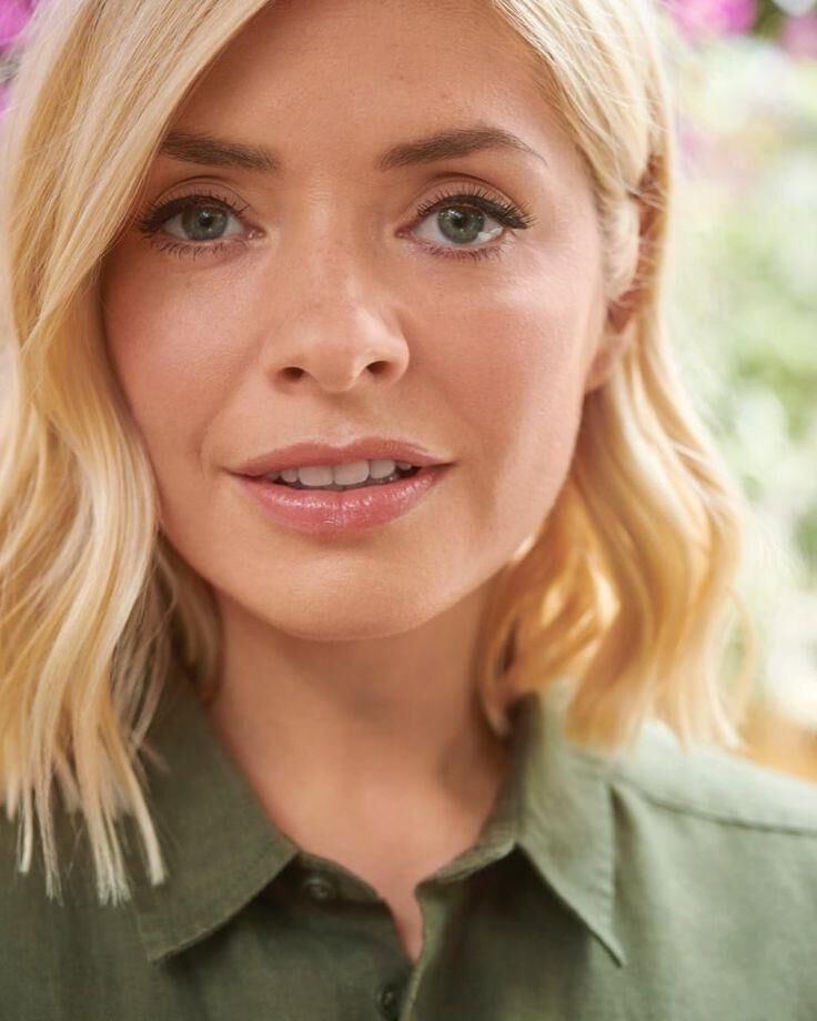 Rubia bomba Holly Willoughby cara para hacerte correrte