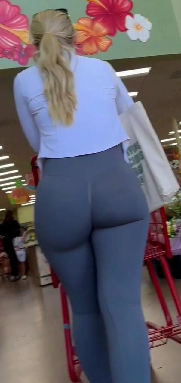 Blonde MILF mit schönem fetten Arsch in grauen Leggings