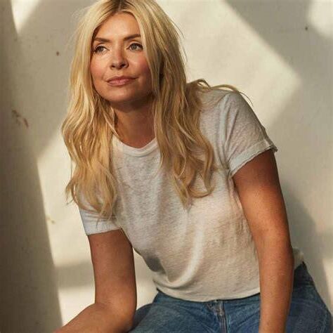 Rubia bomba Holly Willoughby cara para hacerte correrte