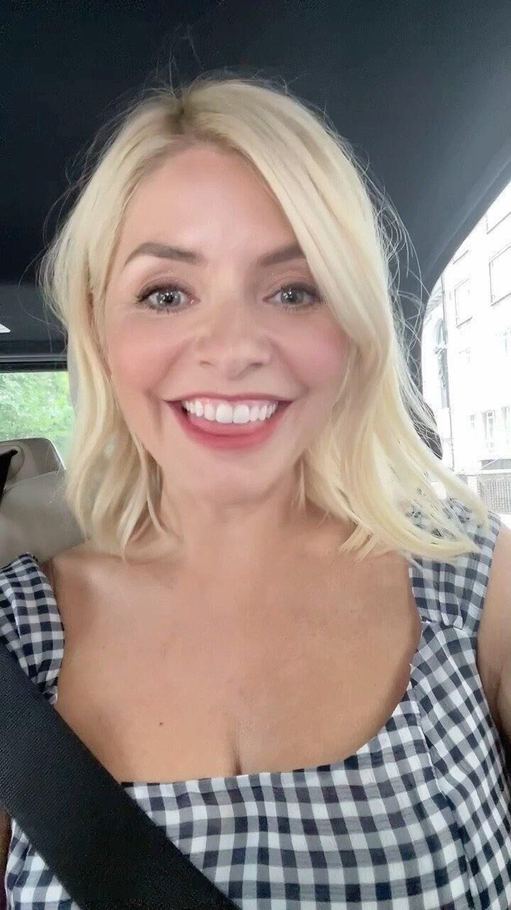 Rubia bomba Holly Willoughby cara para hacerte correrte