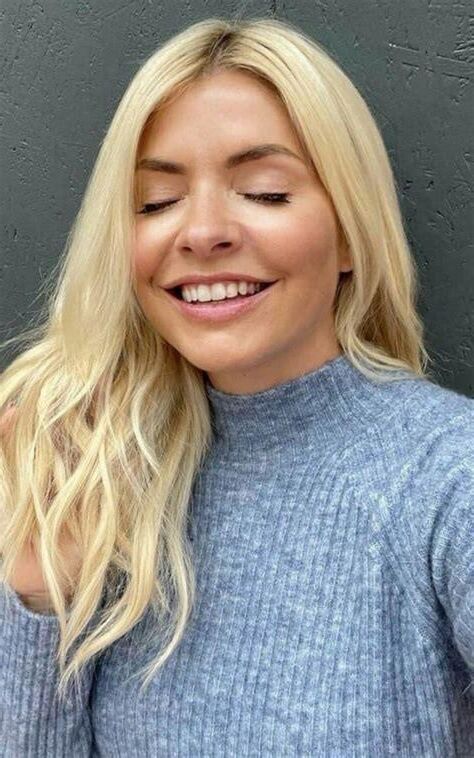 Rubia bomba Holly Willoughby cara para hacerte correrte