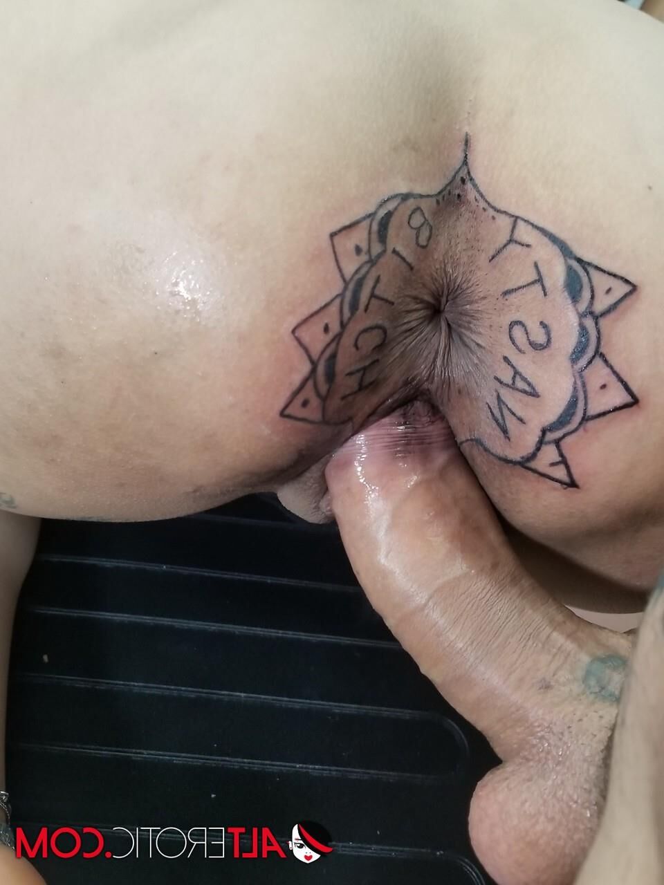 Tatuagens na pele (cadelas = meninas e mulheres)