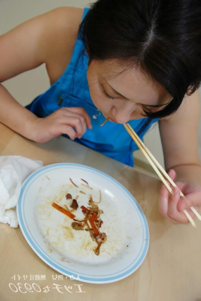 FRECHE JAPANISCHE HAUSFRAUEN