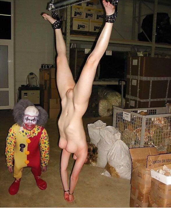 PUNITION DES FILLES CLOWNS