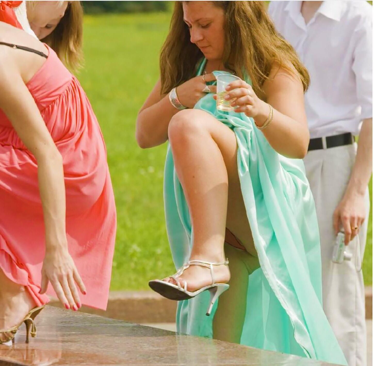 Jelenkas Russische Damen am Brunnen